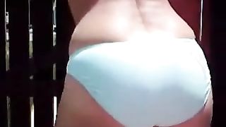 Redhead hussy wearing a bikini shows her body in homemade clip