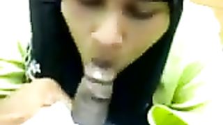 Shameless doxy wearing Hijab gives head in non-professional fuck episode