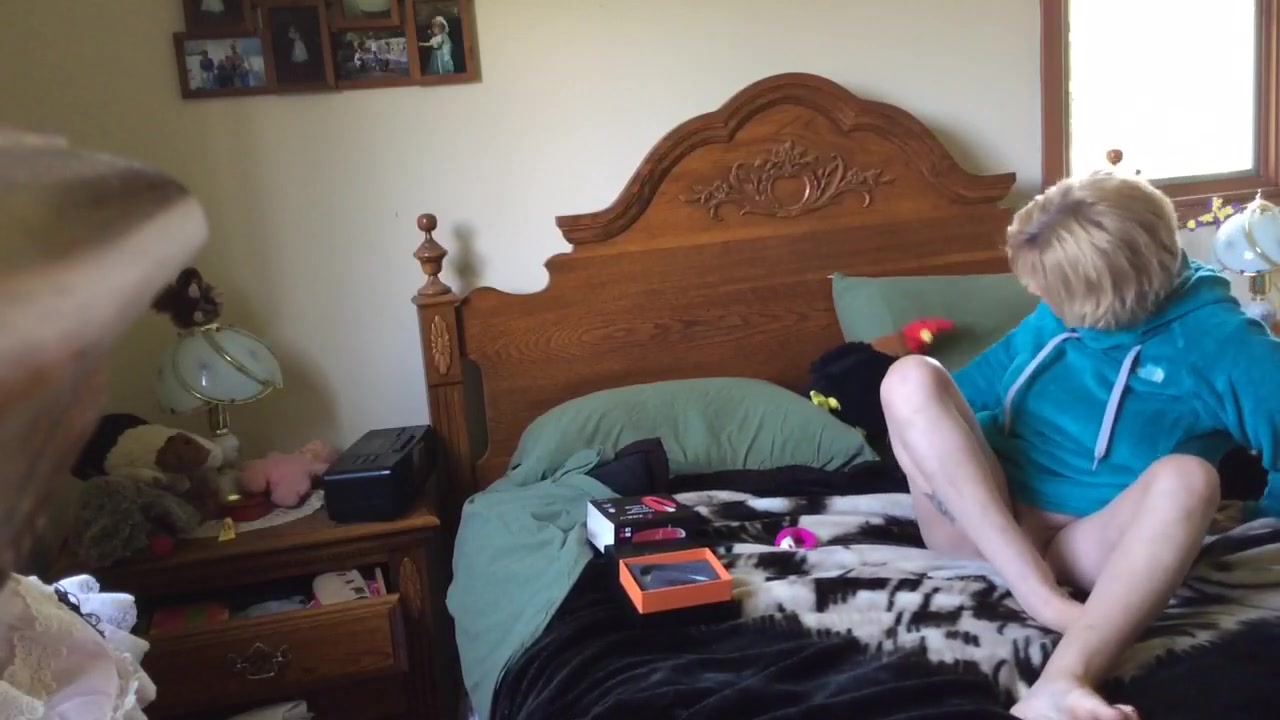 Bitchy mom spreads legs in the bedroom begging her son to come and tease  her twat - XXX FemeFun