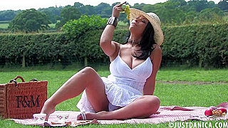 Voluptuous MILF Masturbates Outdoors in Steamy Solo Session</s>
