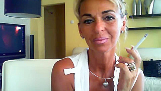 Bootylicious Webcam Gilf Pleasures Herself With Passionate Masturbation