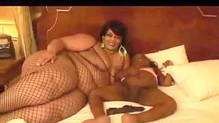 Big wife playing with a midget