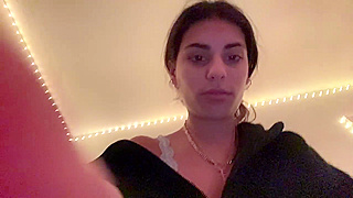 Genesis Buen0 Gets Caught In A Steamy Livestream Show