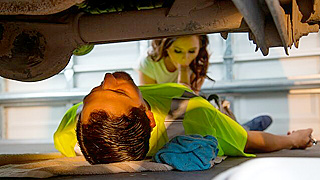 Tiny Bikini Babe Sucks Mechanic’s Thick Cock After Car Repair Turns Steamy
