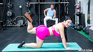 Thick MILF Bounces Her Juicy Ass on a Hard Cock After Teasing Him With a Sweaty Workout