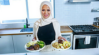 Curvy Hijab MILF Sucks Neighbor’s Cock While Feeding Him Juicy Steak – Filthy Double Treat!